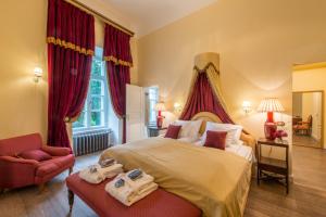 KernuKernu Manor Hotel & SPA的一间卧室配有一张大床和毛巾