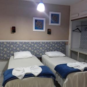 维拉维尔哈佩尼亚修道院旅馆的配有弓的酒店客房内的两张床