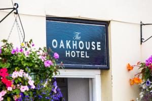 埃克斯布里奇The Oak House的花卉建筑橡木屋酒店的标志