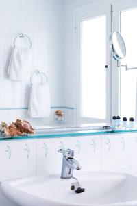 巴达洛纳巴达洛纳米拉玛酒店的白色的浴室设有水槽和镜子