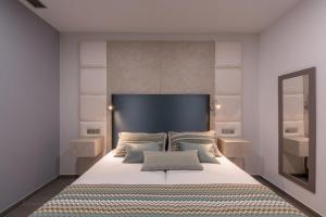 英格兰海滩Silvi Villas by TAM Resorts的一间卧室配有一张大床和镜子