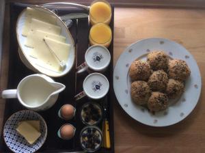AllerupBed and Breakfast - Stakdelen 47的包括松饼、奶酪和鸡蛋的食品托盘