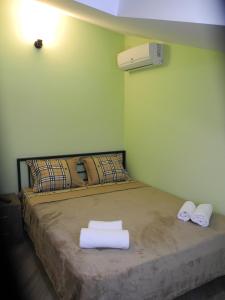 第比利斯Cherdachok的一间卧室配有一张床,上面有两条毛巾