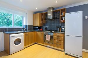 曼彻斯特Rest & Recharge - Birley View的厨房配有洗衣机和烘干机