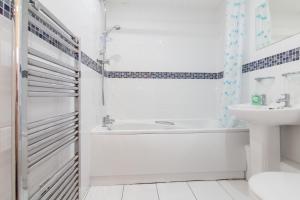 曼彻斯特Rest & Recharge - Birley View的白色的浴室设有浴缸和水槽。