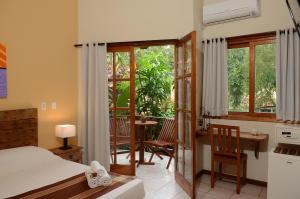 朱奎莫里巴宾馆的一间卧室配有一张床、一张书桌和一个窗户。