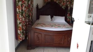 Speyside榜首山景宾馆的一间卧室配有带白色枕头的木床