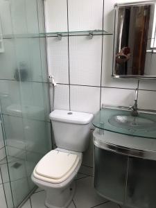 福塔莱萨Guilherme Hostel的一间带卫生间、水槽和镜子的浴室