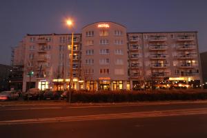 波茨坦阿斯科特布里斯都酒店的街道边的一栋建筑,与酒店同在