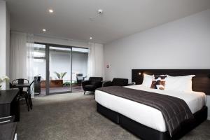 新普利茅斯梅特洛特汽车旅馆的一间带大床的卧室和一间客厅