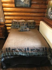 Cooper LandingGwin's Lodge & Roadhouse的床上有床罩,上面有鹿