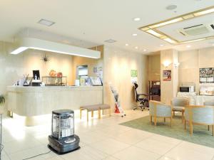 神户神户市花园酒店（原神户逝水酒店）的一间设有美发沙龙、椅子和酒吧的等候室