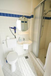 汉堡苏德瑞尔贝酒店的浴室配有卫生间、淋浴和盥洗盆。
