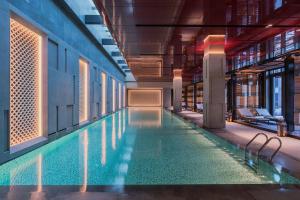 长沙长沙君悦酒店的一座带图书馆的建筑中的游泳池