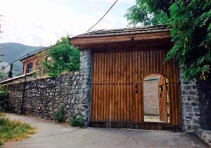 舍基Ansera Residence Sheki的一座带木门和石墙的建筑