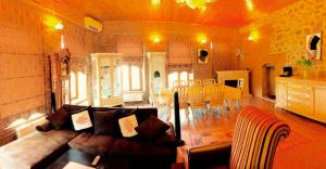 舍基Ansera Residence Sheki的带沙发的客厅和用餐室