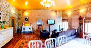 舍基Ansera Residence Sheki的客厅配有沙发和桌椅