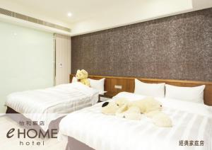 桃园市怡和饭店的两个泰迪熊坐在酒店两张床上