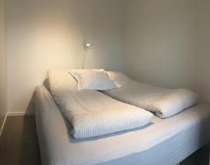 Bed&kitchen apartment hotel客房内的一张或多张床位