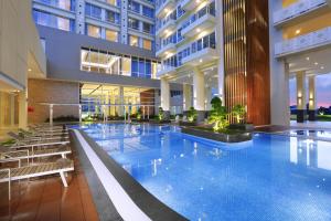 名古屋ASTON Batam Hotel & Residence的大楼内的大型游泳池