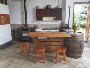 SadovoGuest House Sadovo的厨房配有木台和2张凳子