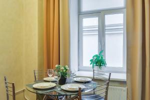 莫斯科阿尔巴特31公寓的一间带桌椅和窗户的用餐室
