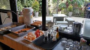 合艾Chestnut Hill Eco Resort Had Yai的自助餐,包括餐桌上的食品和饮料