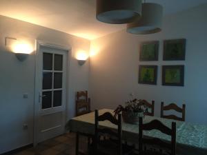 AbayLos Abetos的用餐室配有桌椅和灯
