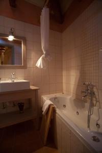 帕皮康阿斯特拉酒店别墅的带浴缸和盥洗盆的浴室