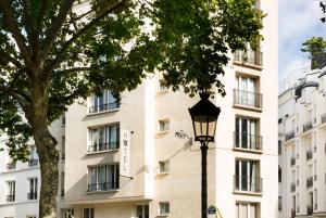 巴黎黑猫酒店的建筑物前的街道灯