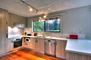 科尔斯湾科夫海滩2号公寓的厨房设有水槽和窗户。