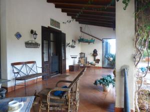 奇尼斯Villa Amalia - mansarda的房屋内的客厅配有椅子和桌子