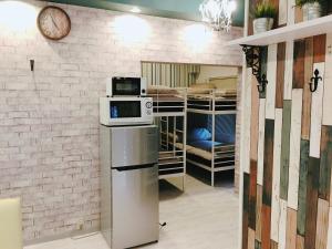 Kasugabaru福冈W001公寓的厨房配有冰箱上方的微波炉