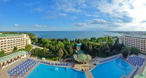内塞伯尔Sol Nessebar Palace All Inclusive的享有度假胜地的空中景致,设有2个游泳池