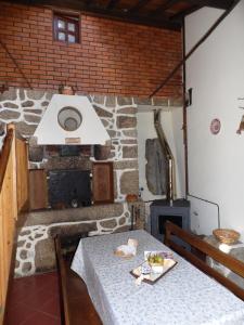 ValezimCasa do Forno的一间带桌子和壁炉的用餐室