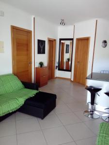 圣港Vilas Horizonte的一间卧室配有一张床和一张书桌