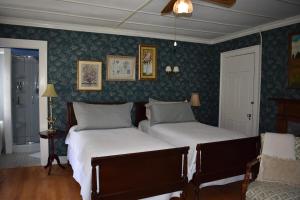 CheshireHarbour House Inn B&B的一间卧室配有两张床和椅子