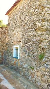 菲纳莱利古雷Lucrae'的石头建筑一侧的窗户