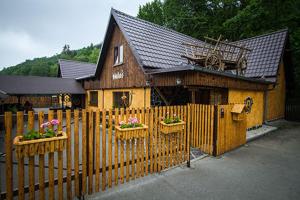 KajlovecAreal Salas的鲜花屋前的木栅