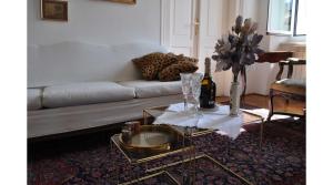 的里雅斯特UNICA nel cuore storico di Trieste的客厅配有沙发和桌子