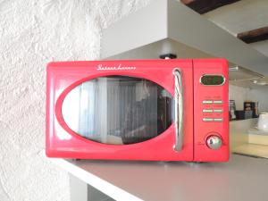 索洛图恩Solothurn的台面上的一个红色微波炉