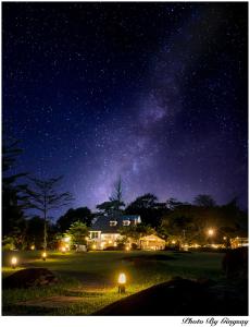 Ban Thap Sai自然花园度假酒店的带着房子和牛奶的夜