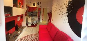 拉科鲁尼亚Apartamento En Pleno Centro的客厅设有红色沙发和红色墙壁