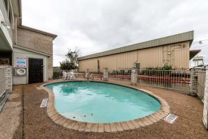 Motel 6 San Antonio, TX - Frost Bank Center内部或周边的泳池