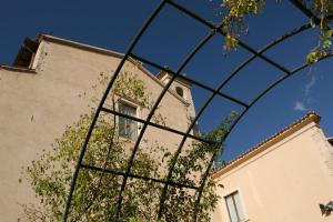 圣斯特凡诺·迪塞斯圣科伦坡修道院酒店的围栏后面的建筑,有窗户