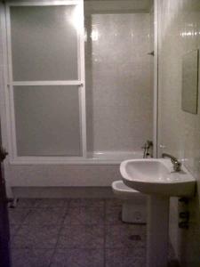 奥尔维拉Hostal Medina的浴室配有卫生间、盥洗盆和淋浴。