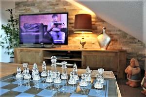 梅肯博伊伦BodenSEE Apartment Steinackerweg的电视机前的桌子上的国际象棋盘