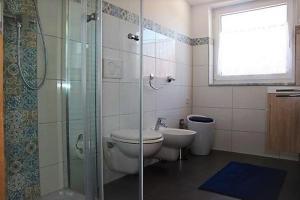 梅肯博伊伦BodenSEE Apartment Steinackerweg的一间带卫生间和玻璃淋浴间的浴室