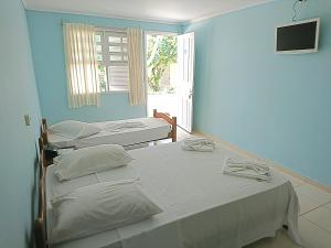 塞拉内格拉大峡谷庄园酒店的配有两张床铺的蓝色墙壁和窗户