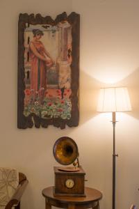 基索斯米尔蒂罗公寓酒店的挂在灯旁墙上的画